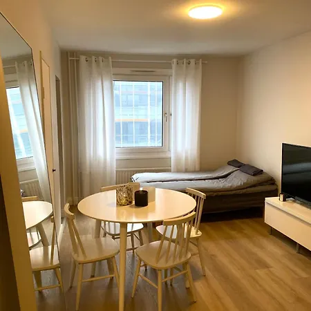 Valoisa Yksioe Tampereen Ytimessae, Ilmainen Pysaekoeinti, 4 Henkiloeae Apartment *