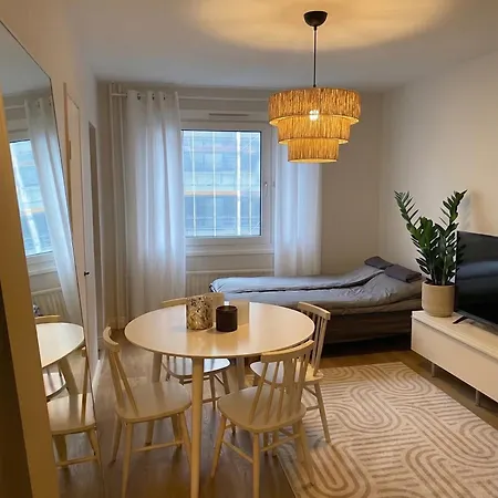 Valoisa Yksioe Tampereen Ytimessae, Ilmainen Pysaekoeinti, 4 Henkiloeae Appartement *